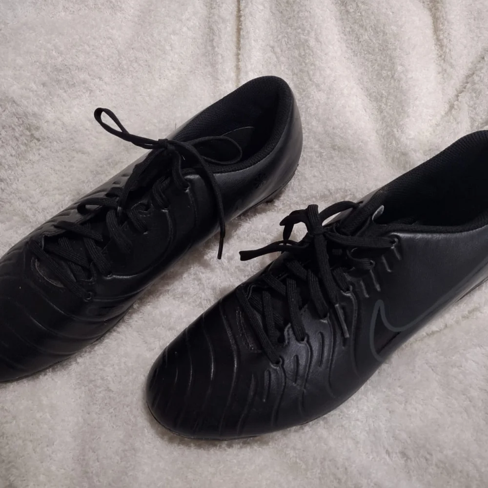 Nike Kids Black Sneakers EUC